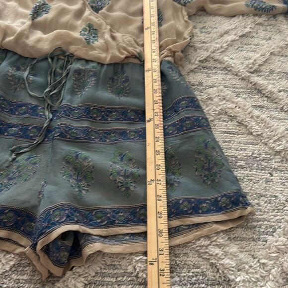Free People Janpath Romper Shorts Jumpsuit Long Bell Sleeve Beige Blue Floral SP - Picture 11 of 12